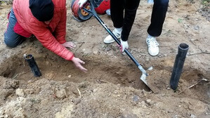 Размеры траншеи сечением 30 см на 30 см достаточны в большинстве случаев при установке памятников