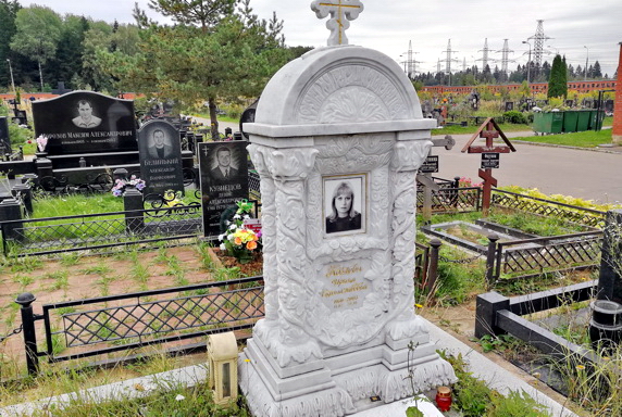 Очень красивый резной памятник из мрамора